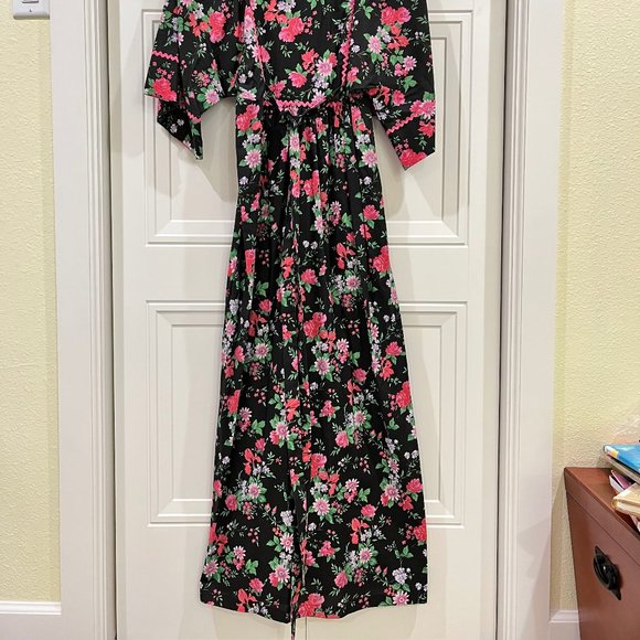 Vintage Floral Maxi Dress with Flowing Sleeves and Bric a Brac Detail - Picture 5 of 5